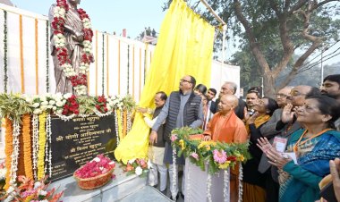 मुख्यमंत्री योगी आदित्यनाथ ने किया स्वर्गीय कमला बहुगुणा की प्रतिमा का अनावरण