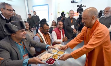 नन्दी सेवा संस्थान की ओर से बनी मां रसोई में खाने का जयाका लेते व खाना परोसते उप्र के मुूख्यमंत्री योगी आदित्यनाथ