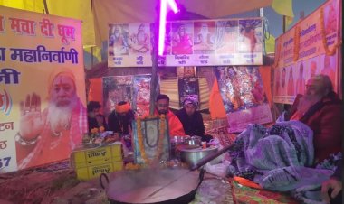 महाकुंभ में रबड़ी वाले बाबा सफाईकर्मियों को खिला रहे रबड़ीमहाकुंभ में रबड़ी वाले बाबा सफाईकर्मियों को खिला रहे रबड़ी