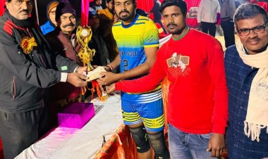 अंसार क्लब मंडौर ने जीती वॉलीबाल प्रतियोगिता की ट्रॉफी