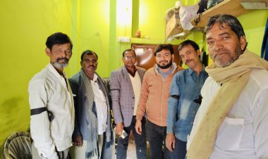 निजीकरण के विरोध में बिजली कर्मियों ने बांहों पर काली पट्टी बांध कार्य किया