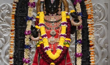 श्रीराम लला के छप्पन भोग का प्रसाद श्रद्धालुओं में हो रहा है वितरित