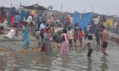 घने कोहरे और भीषण ठंड पर भारी पड़ी आस्था, गंगा के घाटों पर उमड़ी श्रद्धालुओं की भीड़