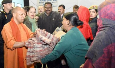 ठंड में निराश्रितों का हाल जानने सड़कों पर निकले मुख्यमंत्री, रैन बसेरों में पूछा लोगों का हाल