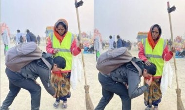 महाकुंभ:  महिला सफाई कर्मचारी के छूए पैर, वायरल हुई तस्वीर