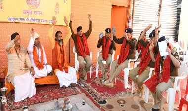 मौनी अमावस्या सकुशल सम्पन्न कराने को अखाड़ों के संतों से आशीर्वाद लेने पहुंचे पुलिस अधिकारी