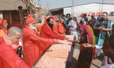 राम मन्दिर की वर्षगाँठ पर निरंजनी अखाड़े में श्रद्धांलुओं कों बाटी गई मिठाई 
