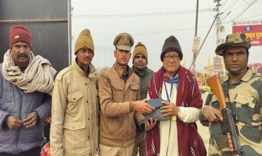 महाकुम्भ क्षेत्र में खोया हुआ मोबाइल व बैग मिलते ही श्रद्धालु ने की पुलिस की भूरि-भूरि प्रशंसा