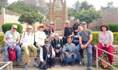 चंदेरी: प्रयागराज कुंभ के बाद फ्रांस का 11 सदस्यीय दल चंदेरी में