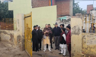 वाराणसी : प्रभारी मंत्री सुरेश खन्ना पहुंचे कांशीराम आवास,गंदगी देख भड़के