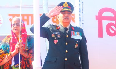 महाकुम्भ के समाज कल्याण विभाग शिविर में 70 वर्षीय मुन्नी देवी ने किया ध्वजारोहण