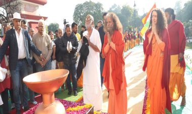 महाकुम्भ : राष्ट्रसंत मोरारी बापू, ​स्वामी चिदानन्द सरस्वती और साध्वी भगवती ने ध्वजारोहण किया