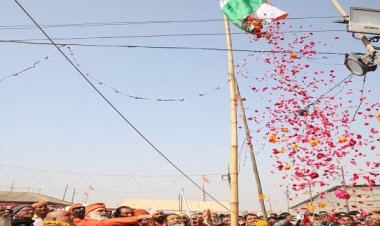 महाकुम्भ क्षेत्र में अखिल भारतीय अखाड़ा परिषद के अध्यक्ष रविन्द्र पुरी ने किया ध्वजारोहण