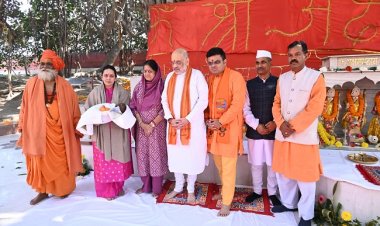 गृहमंत्री अमित शाह और मुख्यमंत्री योगी ने किए अक्षयवट के दर्शन  