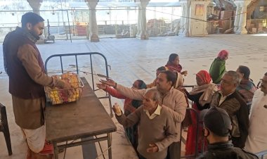 गोविंद देवजी मंदिर में वितरित हुआ प्रयागराज कुंभ का जल