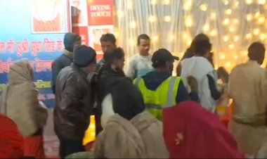 चिकित्सक दम्पत्ति कल्पवासी श्रद्धालुओं काे खिला रहे पूड़ी, सब्जी,  खीर 