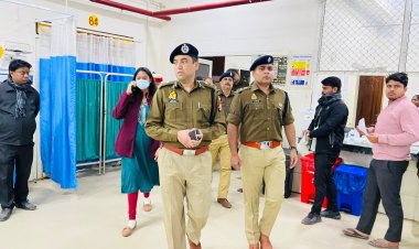 गाजीपुर सड़क हादसे में घायल श्रद्धालुओं का आईजी जोन ने हाल जाना,बातचीत की