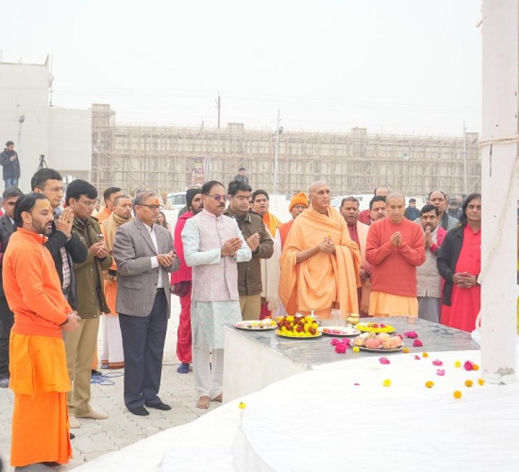 प्रभु प्रेमी संघ शिविर में हुआ ध्वजारोहण, स्वामी अवधेशानन्द महाकुंभ में सुनाएंगे श्रीमद्भागवत कथा