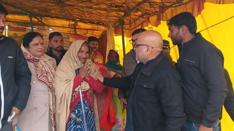 धरने पर बैठे किसानों से मिलकर बोले अजय राय, भाजपा ने पूरे देश को अडानी के नाम रख दिया है गिरवी