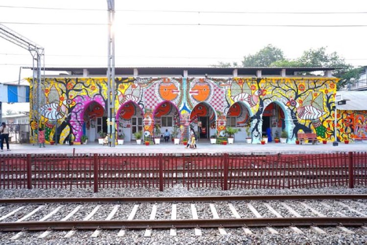 महाकुम्भ : अद्भुत कलाकृतियों से सजे प्रयागराज के रेलवे स्टेशन