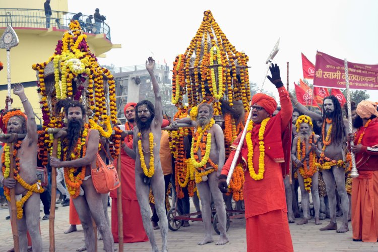 हाथी घोड़े पर सवार होकर तपोनिधि श्री आनन्द अखाड़ा के संतों ने छावनी में प्रवेश किया