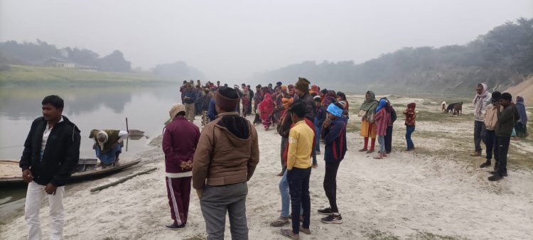 गोमती नदी में अज्ञात शव मिलने से सनसनी