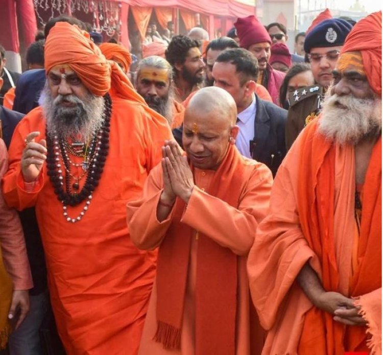 मुख्यमंत्री योगी ने अखाड़ों में जाकर साधु-संतों से की भेंट