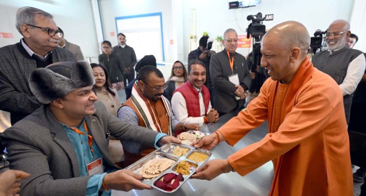 नन्दी सेवा संस्थान की ओर से बनी मां रसोई में खाने का जयाका लेते व खाना परोसते उप्र के मुूख्यमंत्री योगी आदित्यनाथ