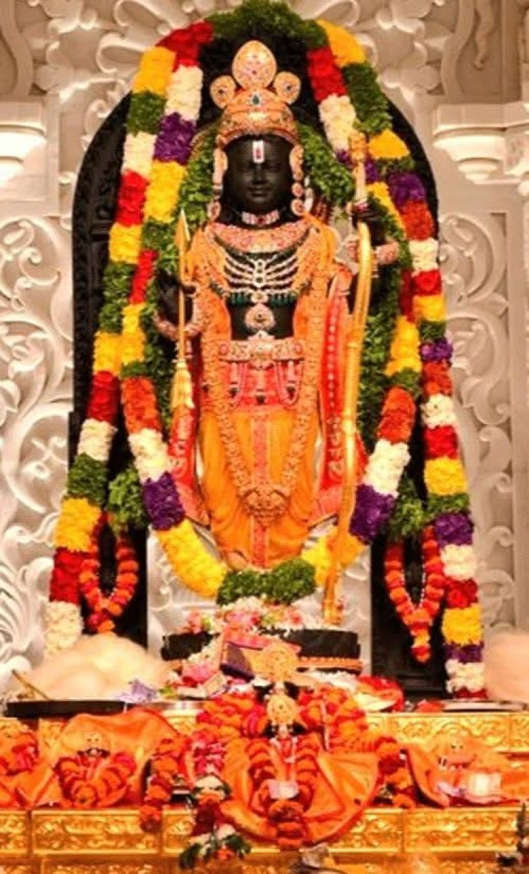 श्रीराम जन्मभूमि मंदिरः प्रतिष्ठा द्वादशी पर सोने-चांदी के तारों से सजे वस्त्रों में भक्तों को दर्शन दे रहे हैं श्रीरामलला