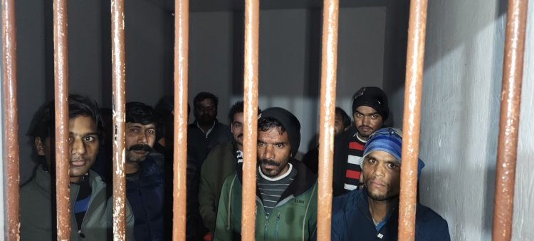 गाजियाबाद:सड़क किनारे खुले में शराब पीना पड़ा भारी,पौने दो सौ ने हवालात में काटी रात