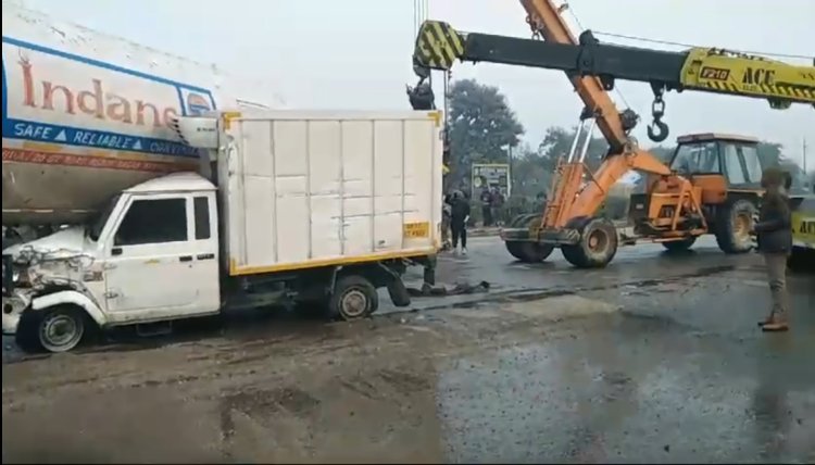 हाइवे पर एलपीजी गैस टैंकर और पिकअप की टक्कर, टला बड़ा हादसा