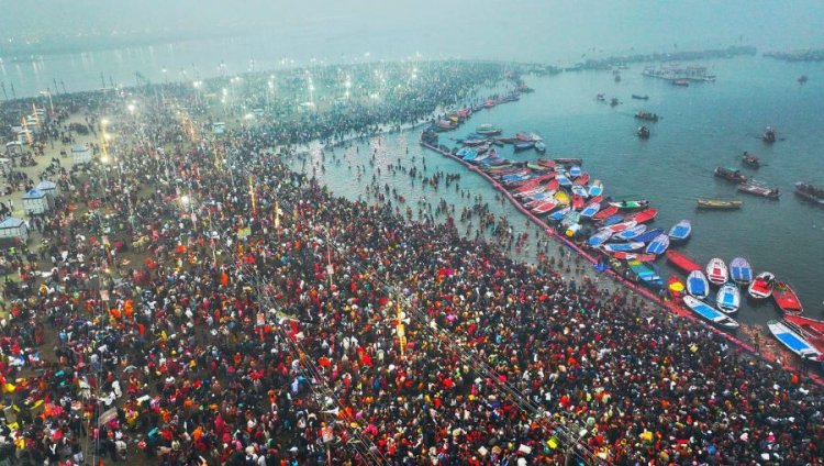 महाकुम्भ में सभी घाटों और अखाड़ों पर हेलीकॉप्टर से हुई पुष्पवर्षा