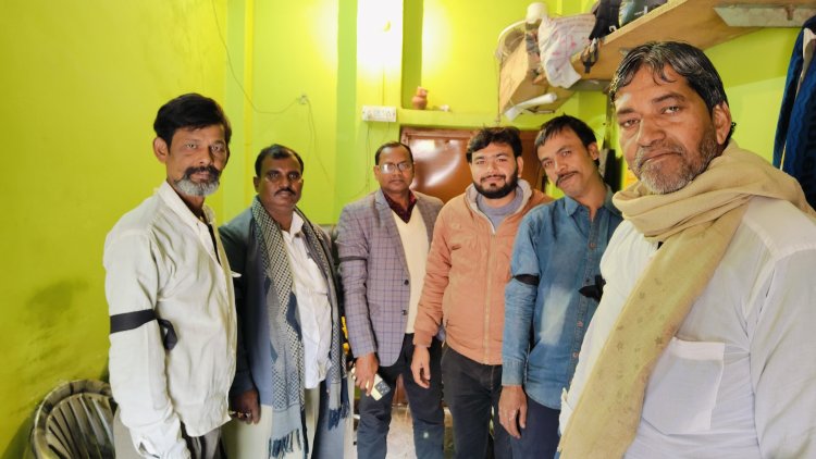 निजीकरण के विरोध में बिजली कर्मियों ने बांहों पर काली पट्टी बांध कार्य किया