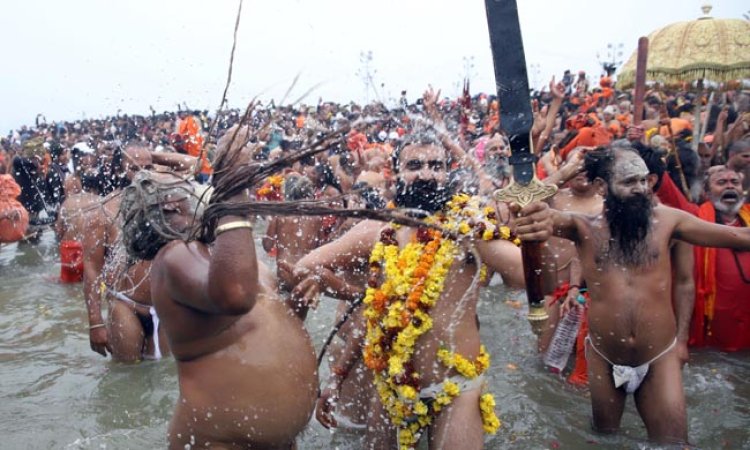 आस्था का अमृत स्नान : मकर संक्रांति पर अखाड़ों ने किया दिव्य-भव्य अमृत स्नान