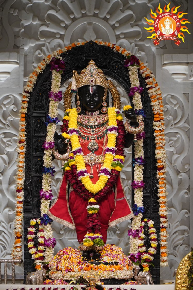 श्रीराम लला के छप्पन भोग का प्रसाद श्रद्धालुओं में हो रहा है वितरित
