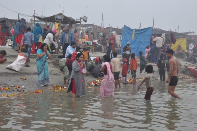 घने कोहरे और भीषण ठंड पर भारी पड़ी आस्था, गंगा के घाटों पर उमड़ी श्रद्धालुओं की भीड़