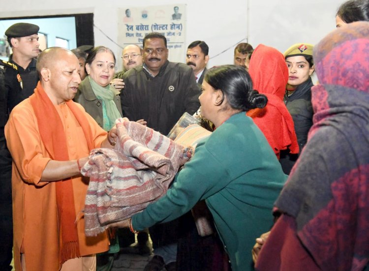 ठंड में निराश्रितों का हाल जानने सड़कों पर निकले मुख्यमंत्री, रैन बसेरों में पूछा लोगों का हाल