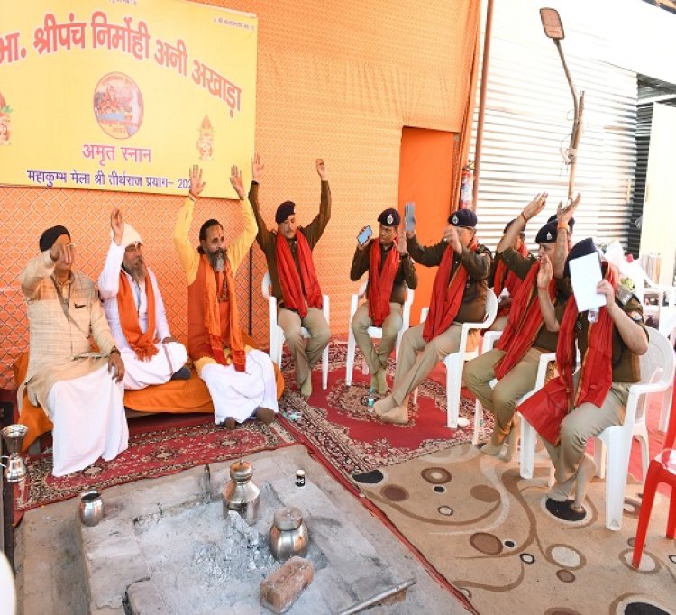 मौनी अमावस्या सकुशल सम्पन्न कराने को अखाड़ों के संतों से आशीर्वाद लेने पहुंचे पुलिस अधिकारी