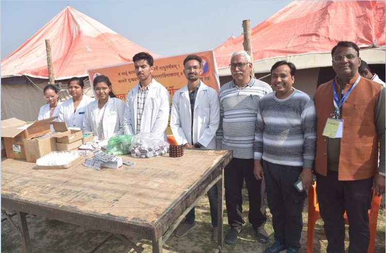 विहिप के शिविर में नि:शुल्क बांटी गयी दवाएं