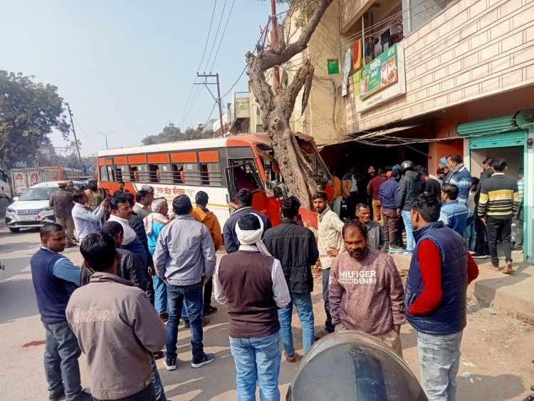 महाकुंभ:वाराणसी लौट रही बस पेड़ से टकराई, एक महिला की मौत व चार घायल