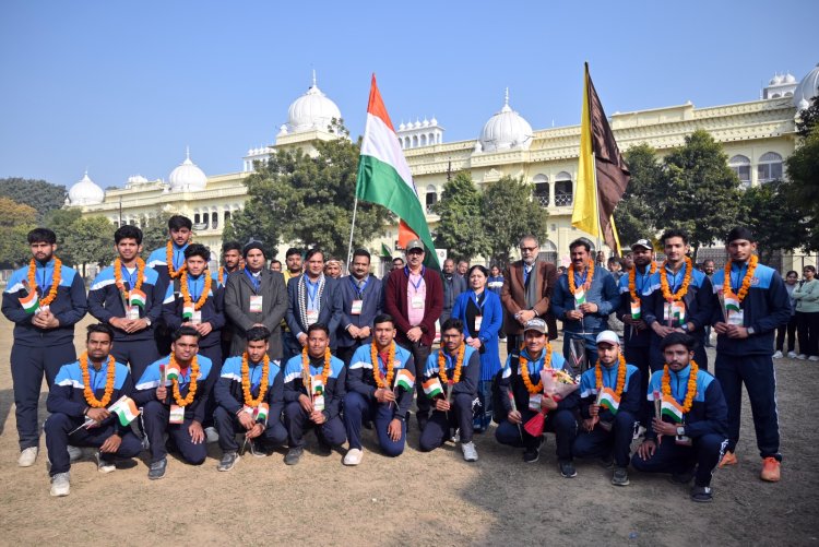 लखनऊ विश्वविद्यालय की टीम क्रिकेट मैच खेलने के लिए नेपाल रवाना, आनंद सागर करेंगे कप्तानी