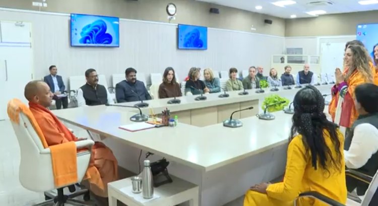 इटली के प्रतिनिधि मंडल ने मुख्यमंत्री योगी से की मुलाकात, रामायण की चौपाई और शिव तांडव की दी प्रस्तुति