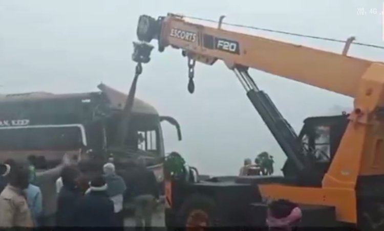 दिल्ली से प्रयागराज महाकुंभ जा रही बस खड़े ट्रक से भिड़ी, चालक सहित 13 श्रद्धालु घायल