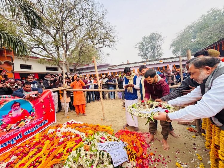 प्रख्यात संत मौनी बाबा के अंतिम दर्शन को उमड़े लाखों श्रद्धालु