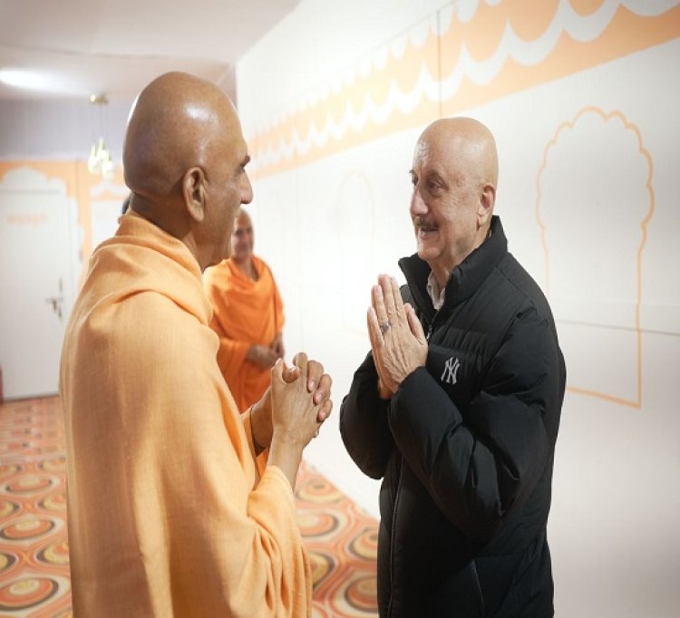 महाकुम्भ : सुप्रसिद्ध अभिनेता अनुपम खेर पहुंचे प्रभु प्रेमी संघ शिविर