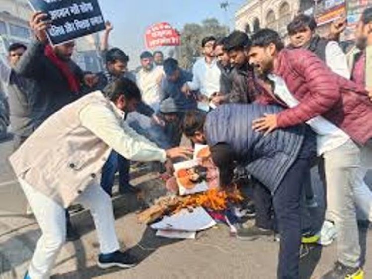 मुलायम सिंह यादव पर की टिप्पणी को लेकर उप्र में सपा कार्यकर्ता जता रहे विरोध