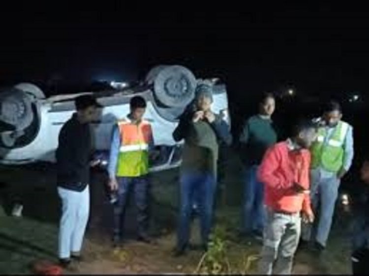 मैहर: महाकुंभ से लाैट रहे दाेस्ताें की कार अनियंत्रित होकर 20 फीट गहरी खाई में गिरी, एक की माैत, चार घायल