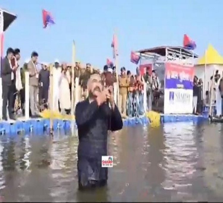 डीजीपी ने संगम में डुबकी लगाई, कहा, मकर संक्रांति से अमावस्या पर बेहतर होगी व्यवस्था