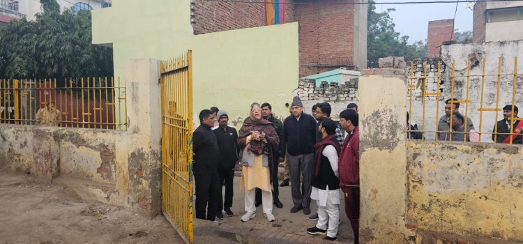 वाराणसी : प्रभारी मंत्री सुरेश खन्ना पहुंचे कांशीराम आवास,गंदगी देख भड़के