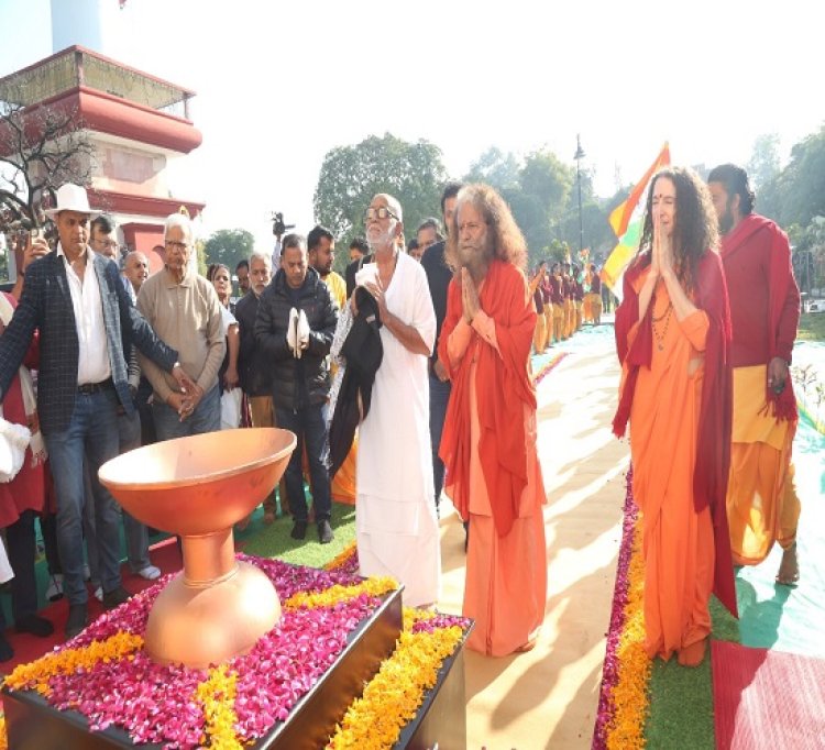 महाकुम्भ : राष्ट्रसंत मोरारी बापू, स्वामी चिदानन्द सरस्वती और साध्वी भगवती ने ध्वजारोहण किया